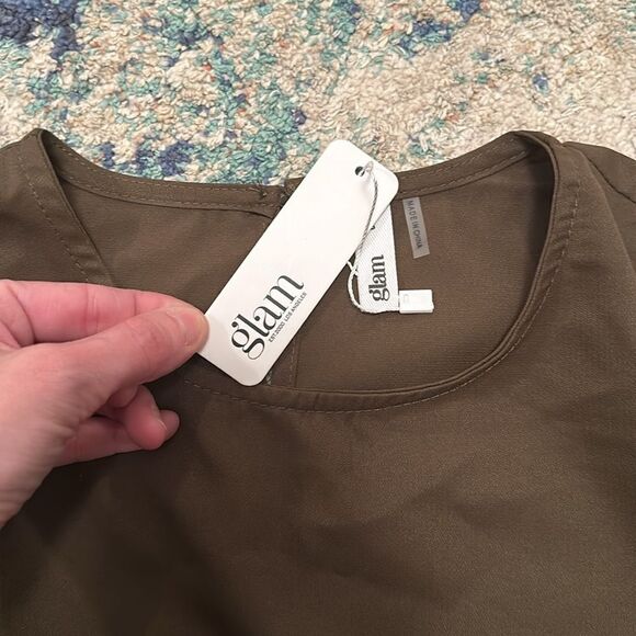 NWT Glam Los Angeles Silky Top with Wide Pleated Sleeve Detail - Picture 4 of 6